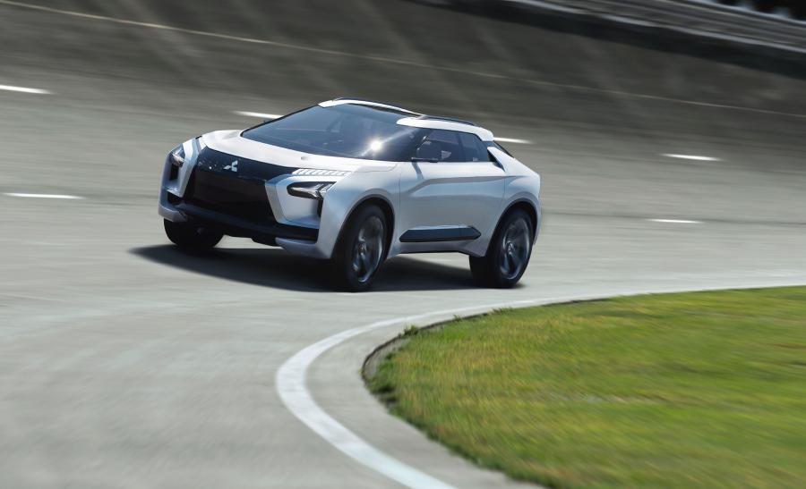  Mitsubishi e-Evolution Concept 2017 года  (фото 13 из 40)